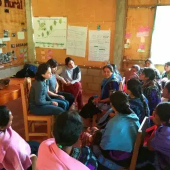 Alumnos con tejedoras de en MayaVinik