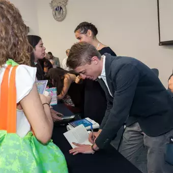 Alumnos en firma de libro