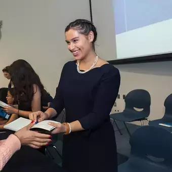 Alumnos en la firma de libros