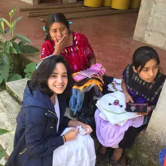 Alumnos con tejedoras de en MayaVinik