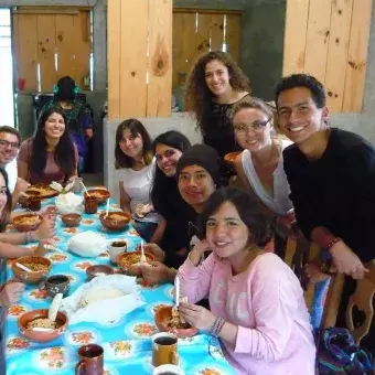 Alumnos con tejedoras de en MayaVinik