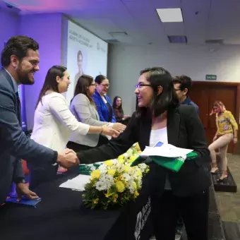 Alumnos recibiendo reconocimiento