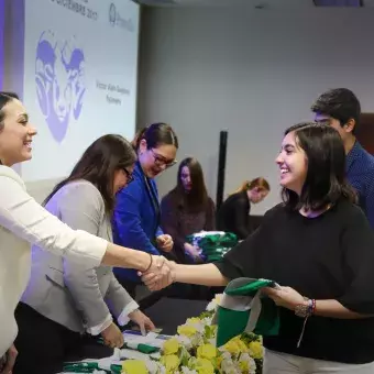 Alumnos recibiendo reconocimiento