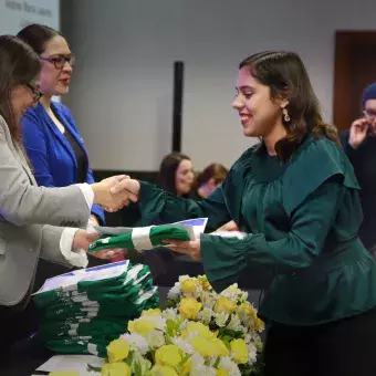 Alumnos recibiendo reconocimiento