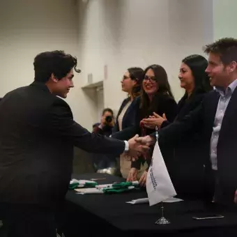 Alumnos recibiendo reconocimiento