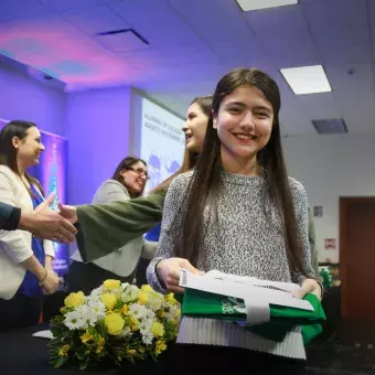 Alumnos recibiendo reconocimiento