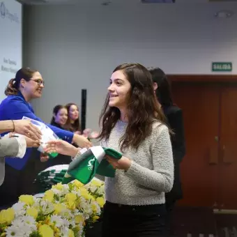 Alumnos recibiendo reconocimiento