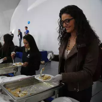 Profesores sirviendo chilaquiles