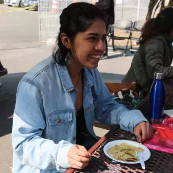 Alumnos comiendo chilaquiles