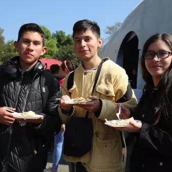 alumnos comiendo chilaquiles