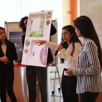Alumnas en presentación de proyecto