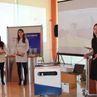 Alumnas en presentación de proyecto