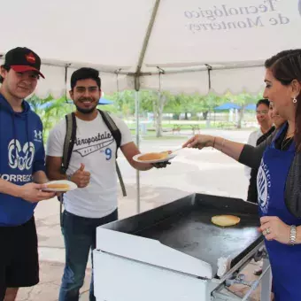 Bienvenida con Hot Cakes en campus Tampico