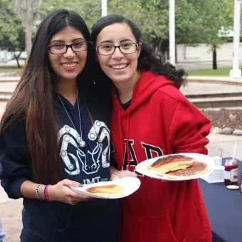 Bienvenida con Hot Cakes en campus Tampico