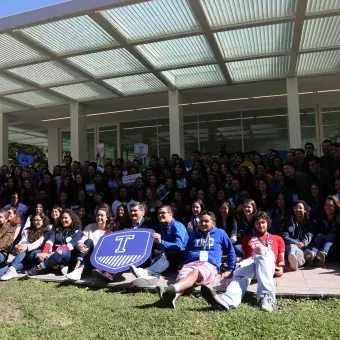 Rector acompañado de los Embajadores de Comunicación