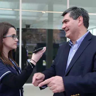 Rector David Garza siendo entrevistado por Embajadora de Comunicación campus Sonora Norte