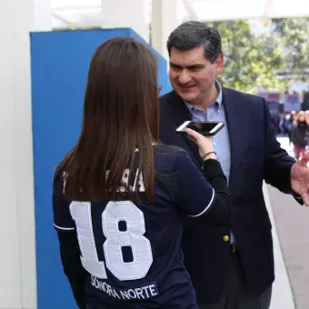 Rector David Garza siendo entrevistado por Embajadora de Comunicación campus Sonora Norte