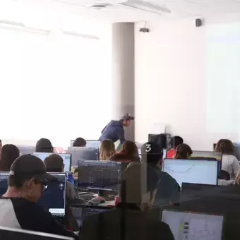 Alumnos trabajando en su repentina