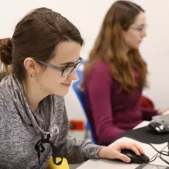 Alumnos trabajando en su repentina