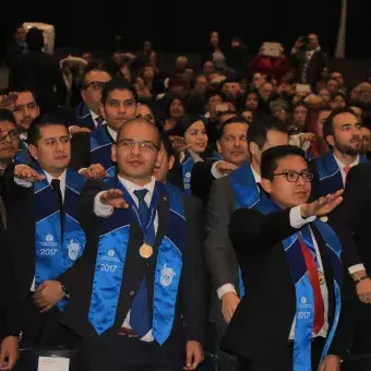 Graduados en toma de protesta