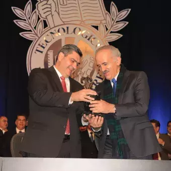 David Garza, Rector del Tec de Monterreyentregando el premio al orador invitado