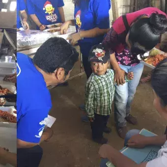 los chicos entregando las comidas