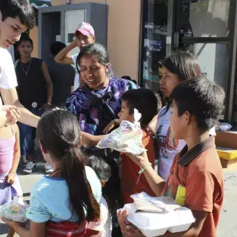 los chicos entregando las comidas