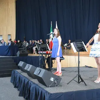 alumnas participando en ceremonia de excelencia