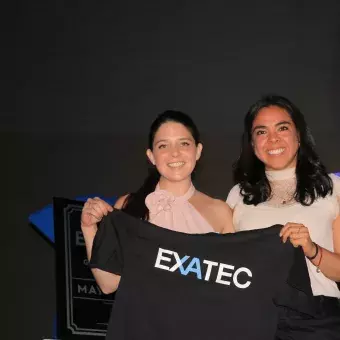 entrega de playera EXATEC