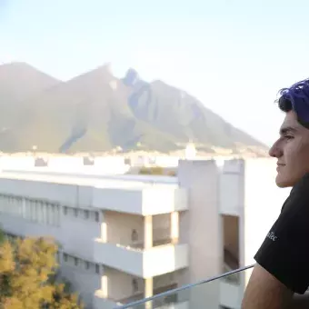 Alumno admirando la vista de Monterrey