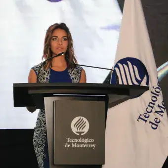 Ana C. Jaquez alumna oradora.