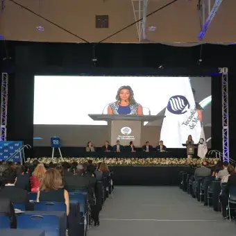 Ana C. Jaquez alumna oradora.