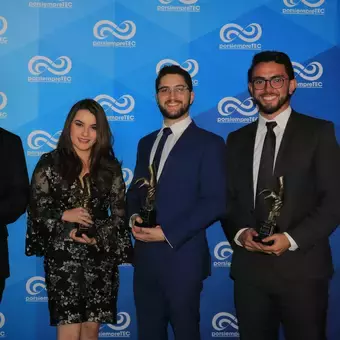 Jóvenes ganadores del premio Sentido Humano.