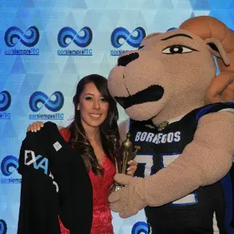 Alumnos con la mascota Tec.