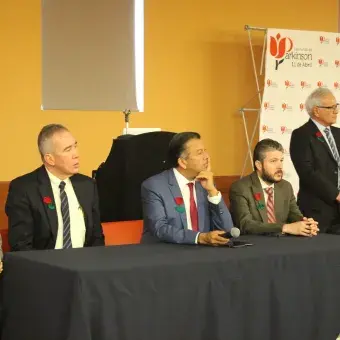 De izq. a der. Dra. María Luisa Ballí Marroquín, Dr. Mauricio Rueda, Dr. Carlos Cuevas, Dr. Fortino Salazar y Dr. Héctor Ramón Martínez.