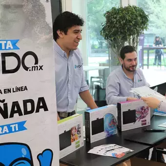 Diversas empresas de la industria creativa fueron invitadas para compartir su historia de los alumnos