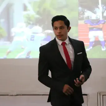 alumno exponiendo 
