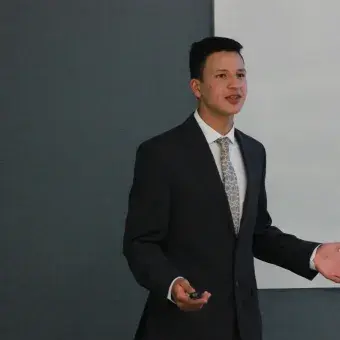 alumno exponiendo 