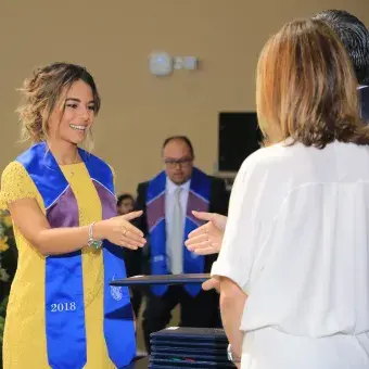alumna recibiendo su título
