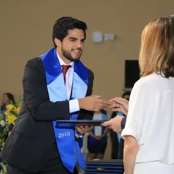 alumno recibiendo su título