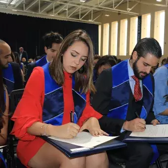 alumnos firmando título