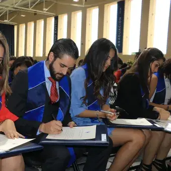 alumnos firmando título