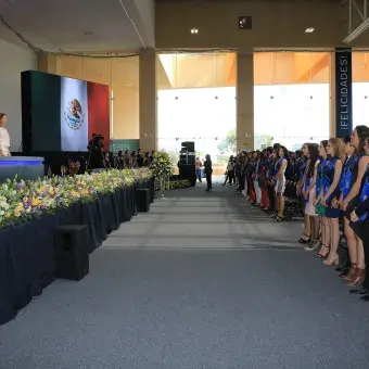alumnos en graduación