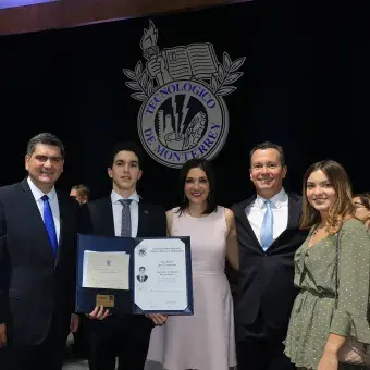 alumnos posando con el título