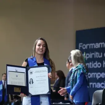 alumna recibiendo título