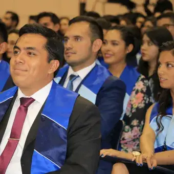 alumnos en la ceremonia de graduación