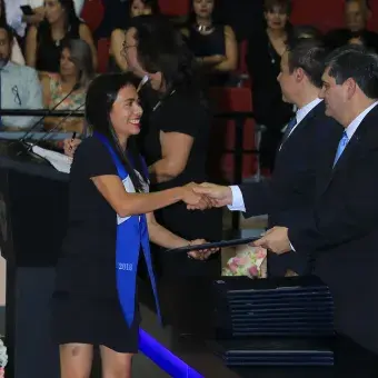alumna recibiendo su título