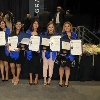alumnos posando con su título