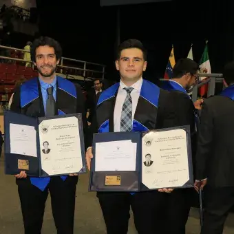 alumnos que recibieron su título