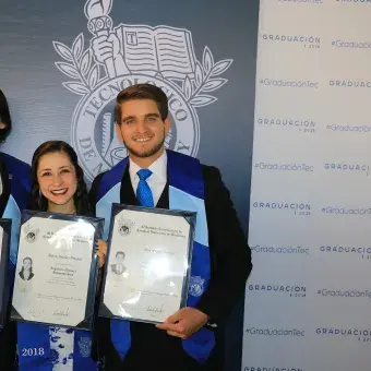alumnos recién graduados